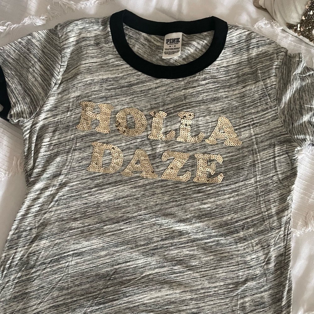 ‘Holla daze’ VS tee